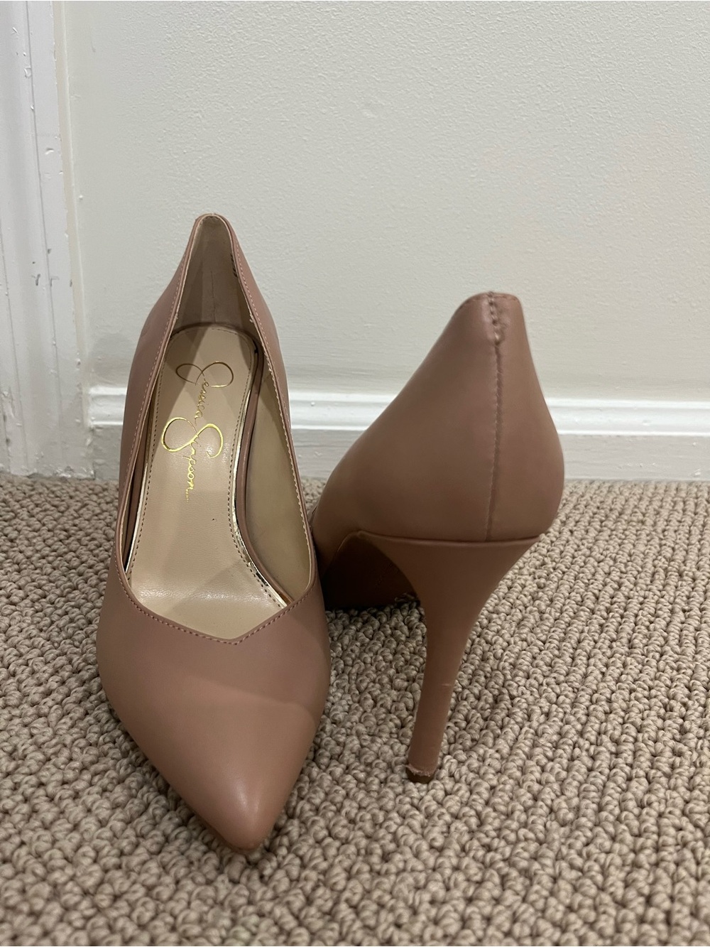Like new! Classic Pointed-Toe High Heel Pumps in Nude - Picture 5 of 12